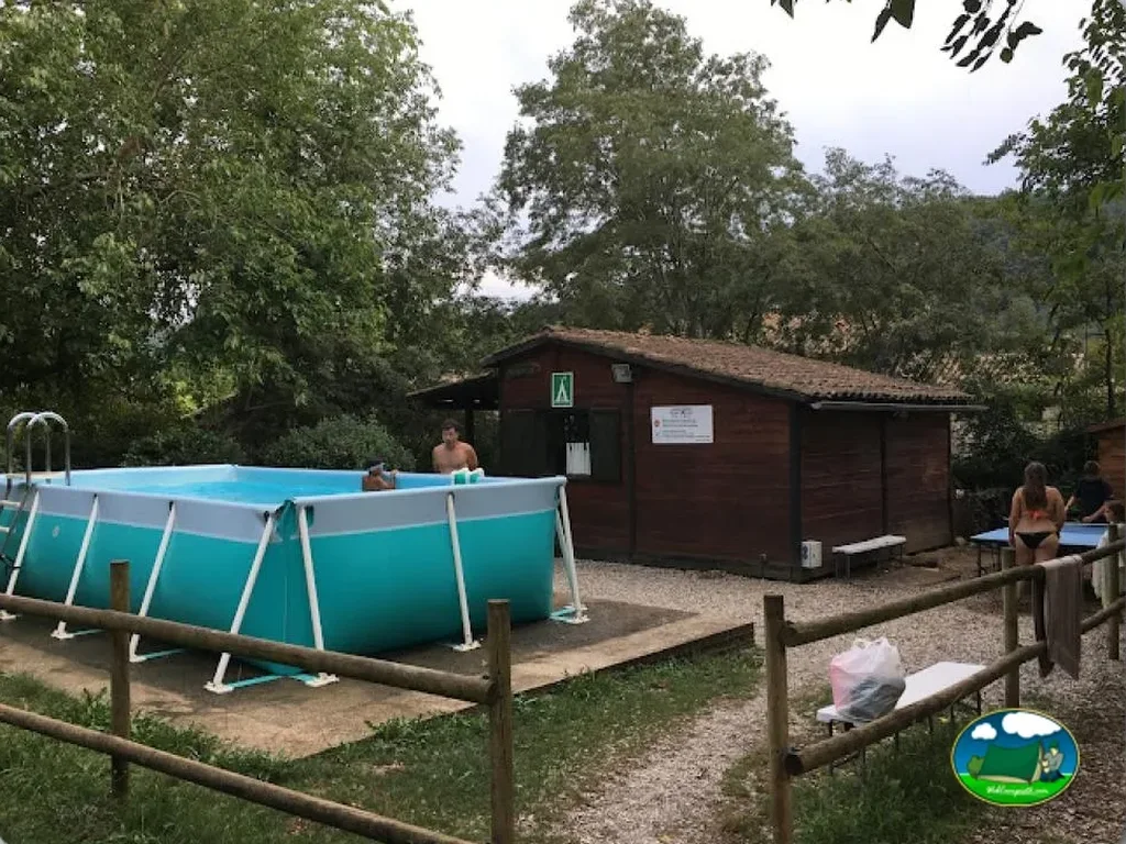 Piscina con aseos e instalaciones del Camping Masia Sadernes, Sadernes (Girona)