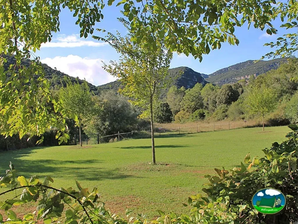 Parcela con vistas a la montaña del Camping Masia Sadernes, Sadernes (Girona)