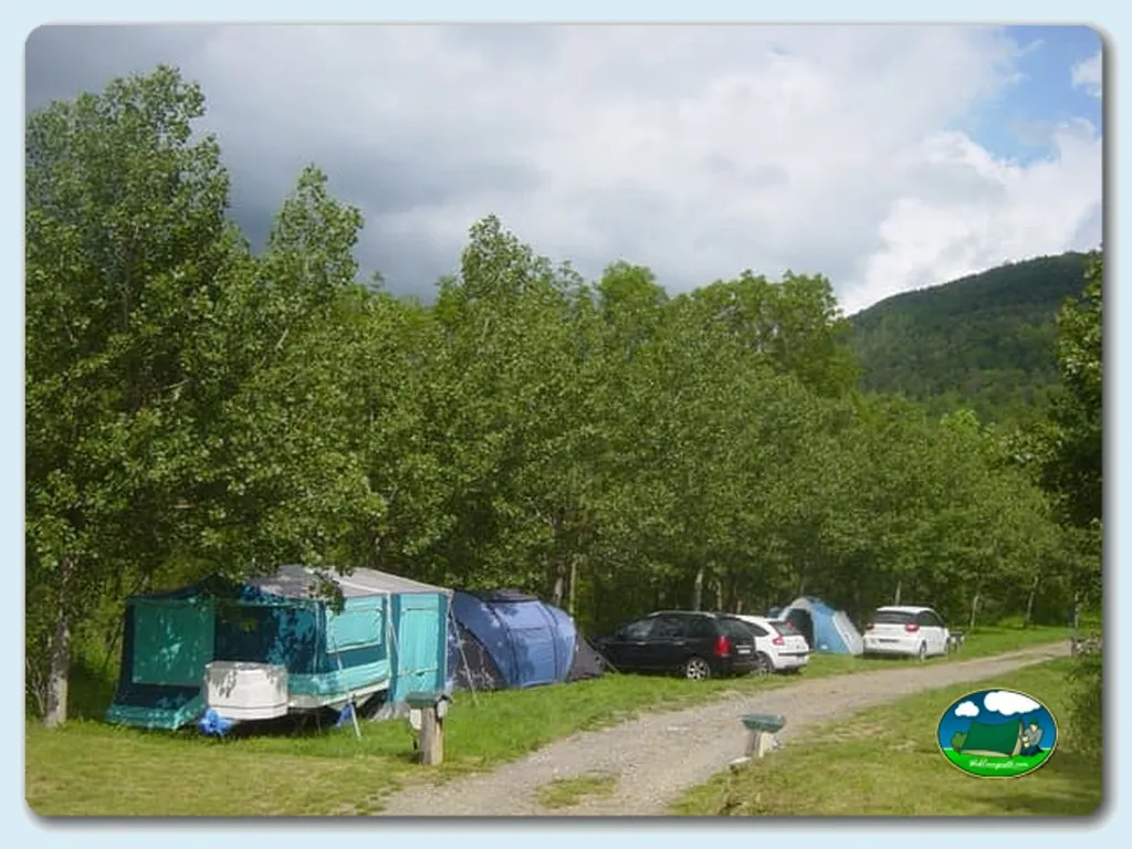 Parcela con caravana y tienda de acampada en entorno de montaña del Camping Vall de Ribes, Ribes de Freser (Girona)