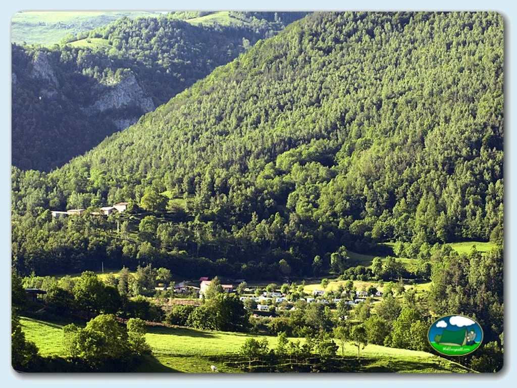 En montaña con vistas al valle boscoso del Camping Pardines, Pardines (Girona)