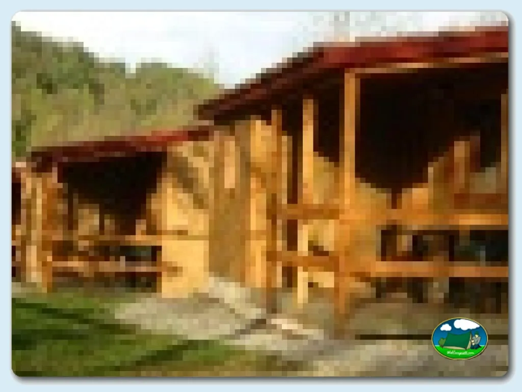 Cabaña de madera pixelada del Camping Els Solans, Camprodon-Molló (Girona)