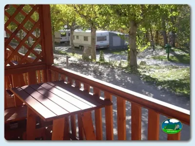 Parcela con mobil-homes entre árboles del Camping Pont D'Ardaix, Aristot (Lleida)