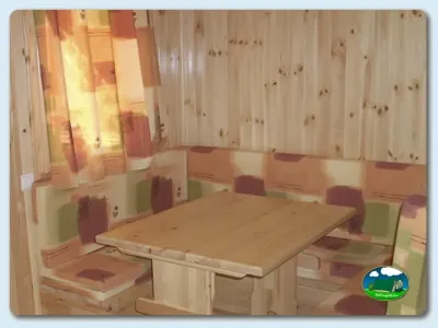 Cabaña interior con zona de comedor y asientos del Camping Pont D'Ardaix, Aristot (Lleida)