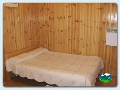 Cabaña interior con cama doble del Camping Pont D'Ardaix, Aristot (Lleida)