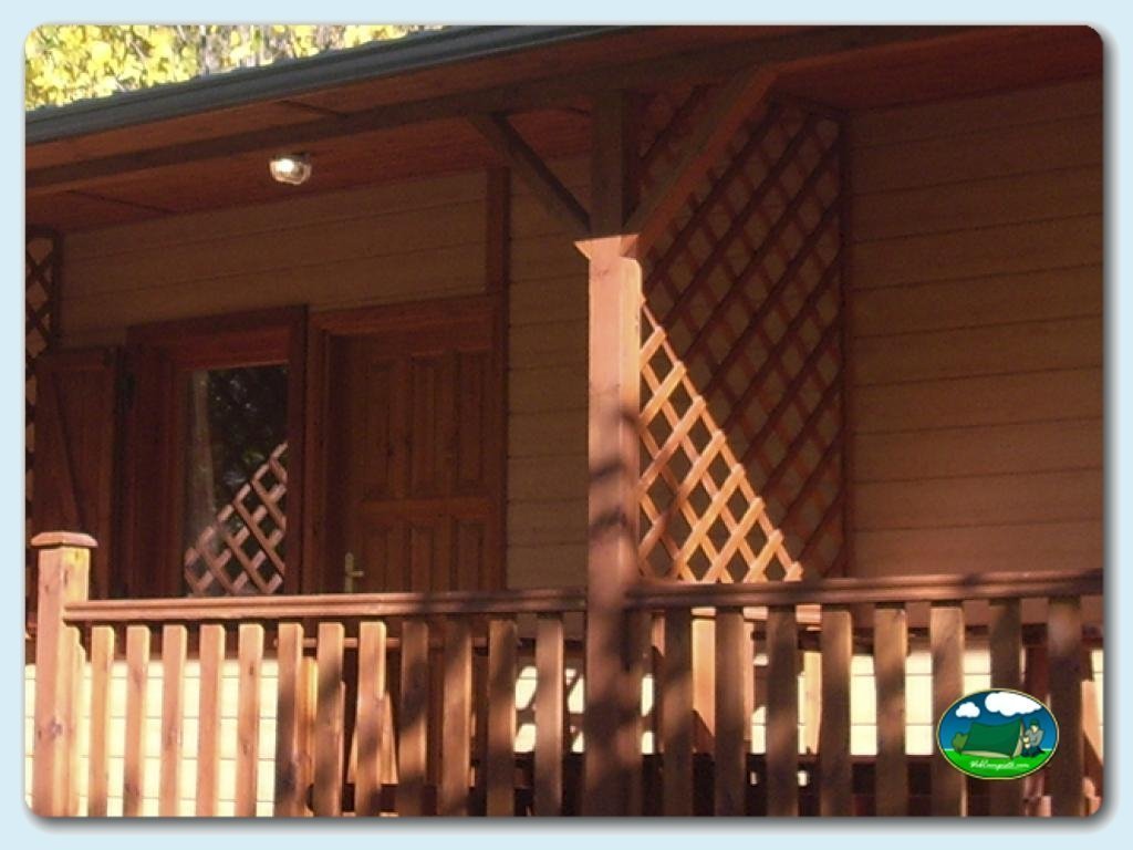 Bungalow Madera en Camping Pont D'Ardaix, Lleida, España