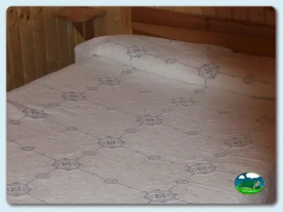 Cabaña interior cama doble del Camping Pont D'Ardaix, Aristot (Lleida)