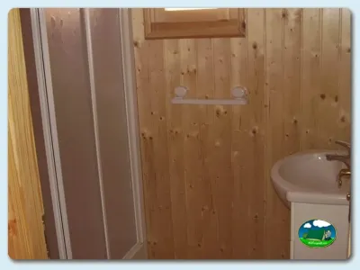 Cabaña interior con ducha y lavamanos del Camping Pont D'Ardaix, Aristot (Lleida)
