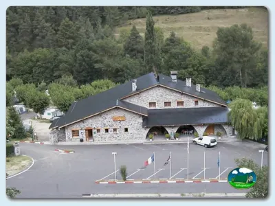 Recepción y entrada principal con vistas a la montaña del Camping Pont D'Ardaix, Aristot (Lleida)