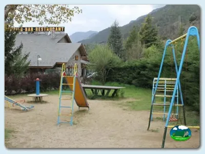 Parque infantil con vistas a la montaña del Camping Pont D'Ardaix, Aristot (Lleida)