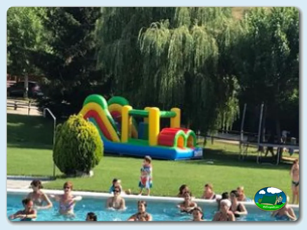 Piscina infantil con parque infantil y hinchable del Camping Queixans, Queixans (Girona)