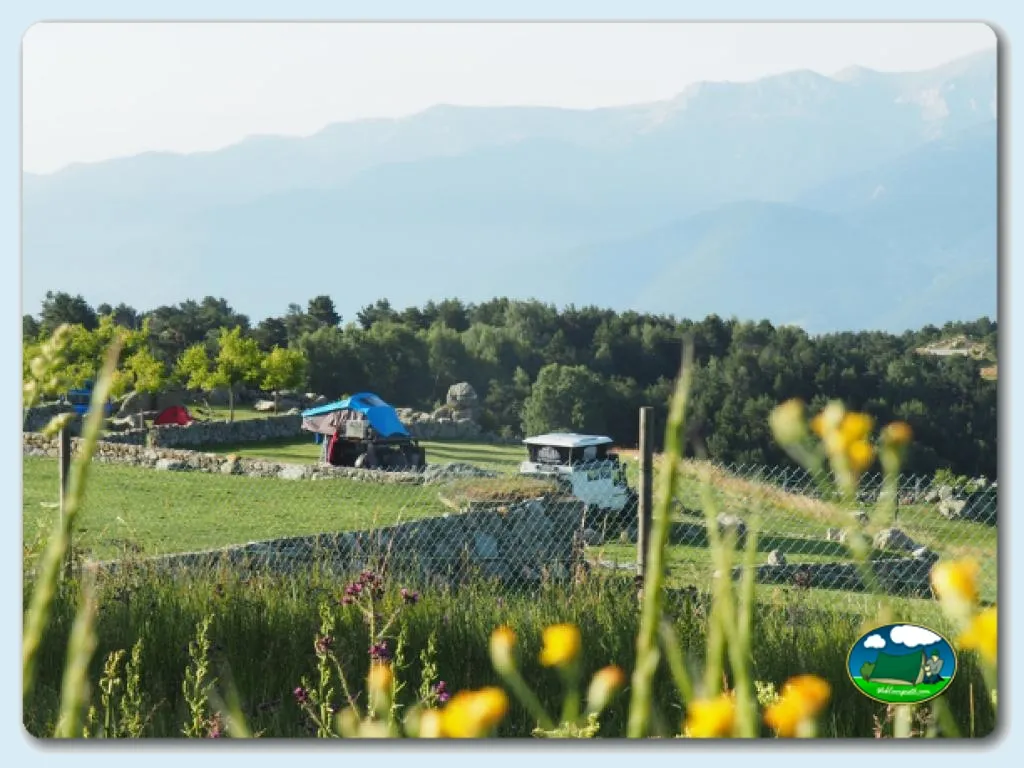 Parcela con vistas a la montaña del Camping El Cortal del Gral, Lles de Cerdanya (Lleida)