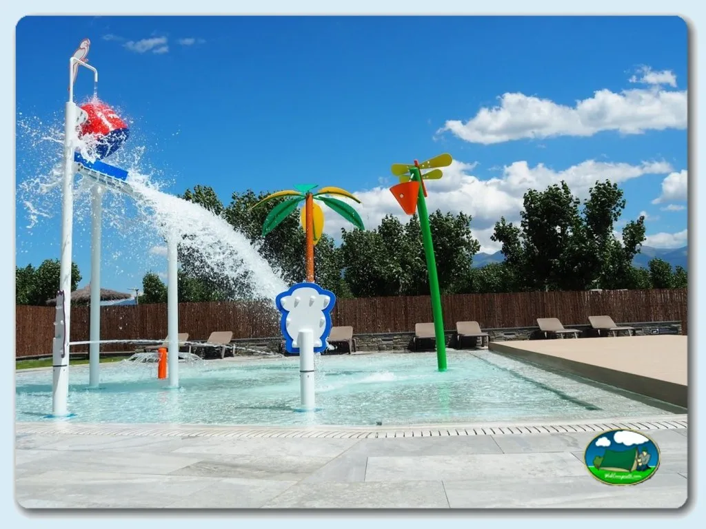 Piscina infantil con juegos de agua y vistas a la montaña del Camping Stel Pirineus, Guils de Cerdanya (Girona)