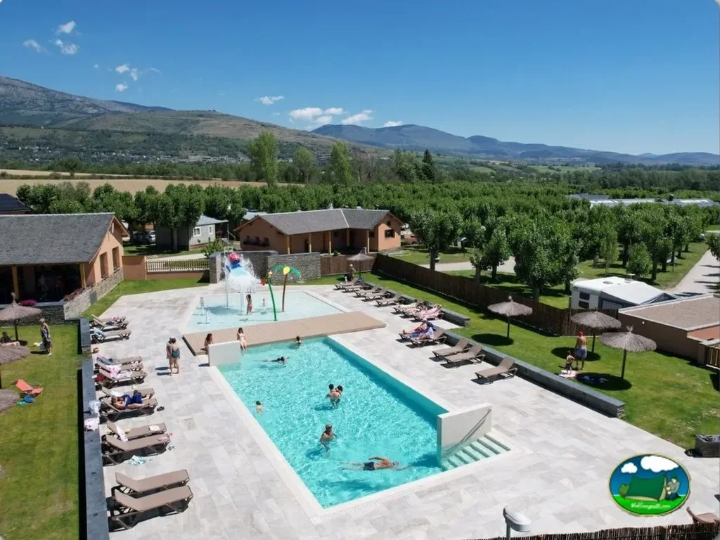 Piscina con vistas a la montaña, piscina infantil y alojamientos del Camping Stel Pirineus, Guils de Cerdanya (Girona)