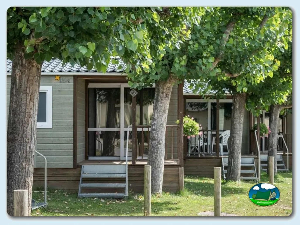 Mobil-home con terraza entre árboles del Camping Stel Pirineus, Guils de Cerdanya (Girona)