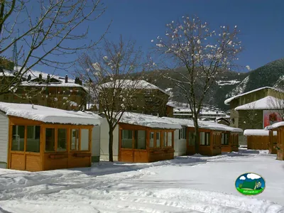 Bungalow con vistas a la montaña en invierno del Camping Casal, Canillo