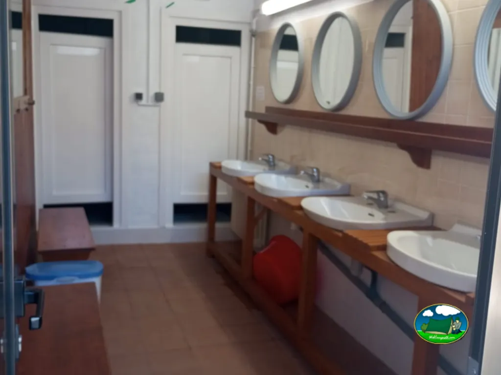 Lavabos y espejos del bloque sanitario del Camping Casal en Canillo