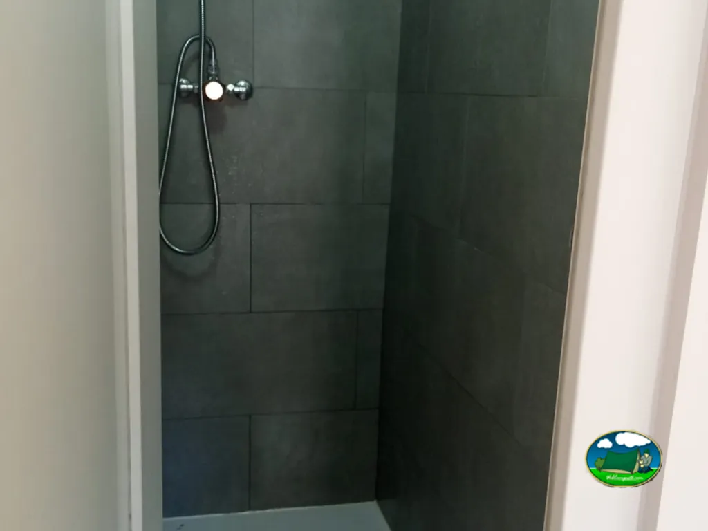 Cabina de ducha del bloque sanitario del Camping Casal en Canillo