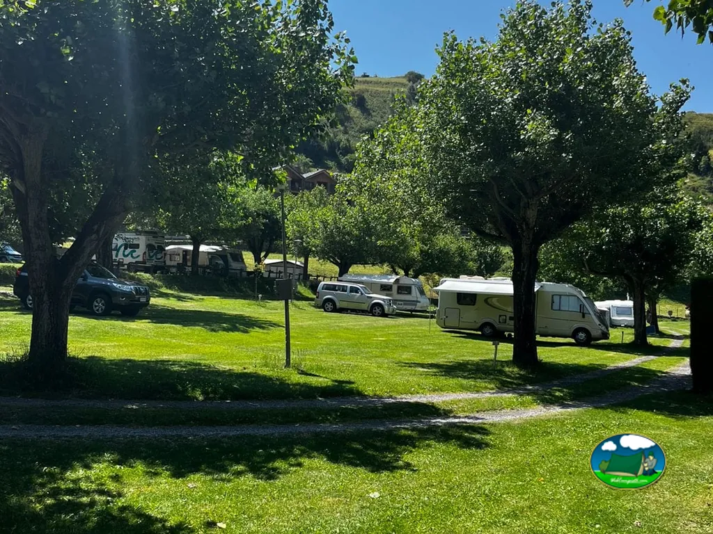 Parcelas arboladas con caravanas en el Camping Jan Ramon de Canillo