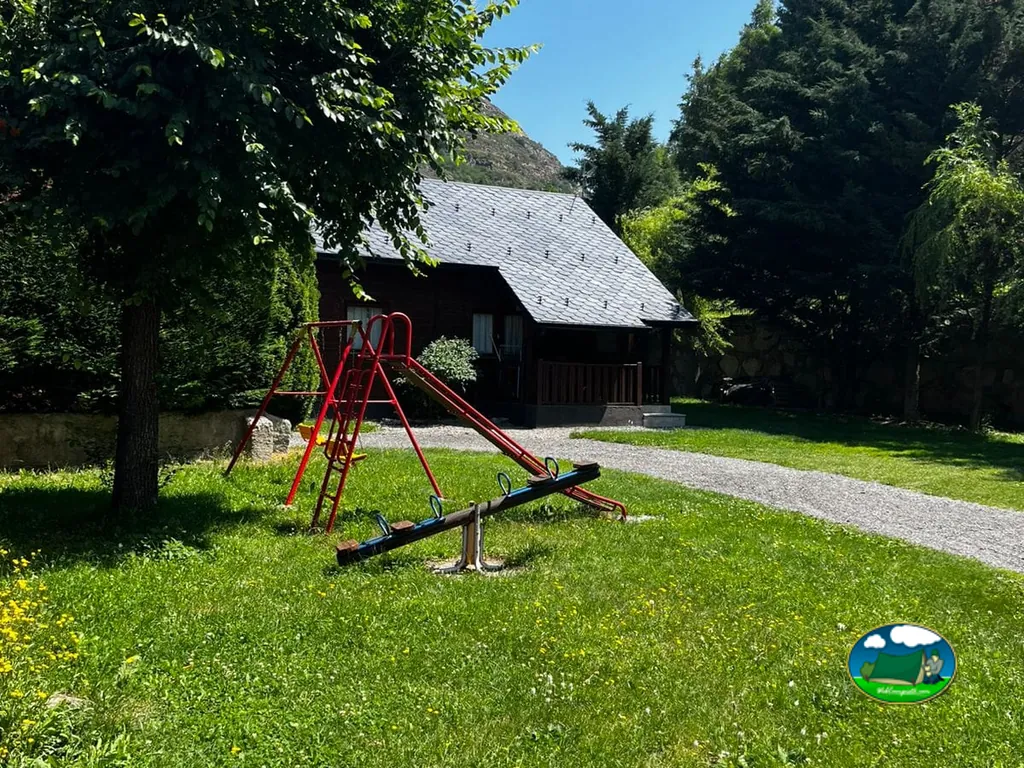 Zona infantil con columpios junto a las parcelas del Camping Jan Ramon en Canillo