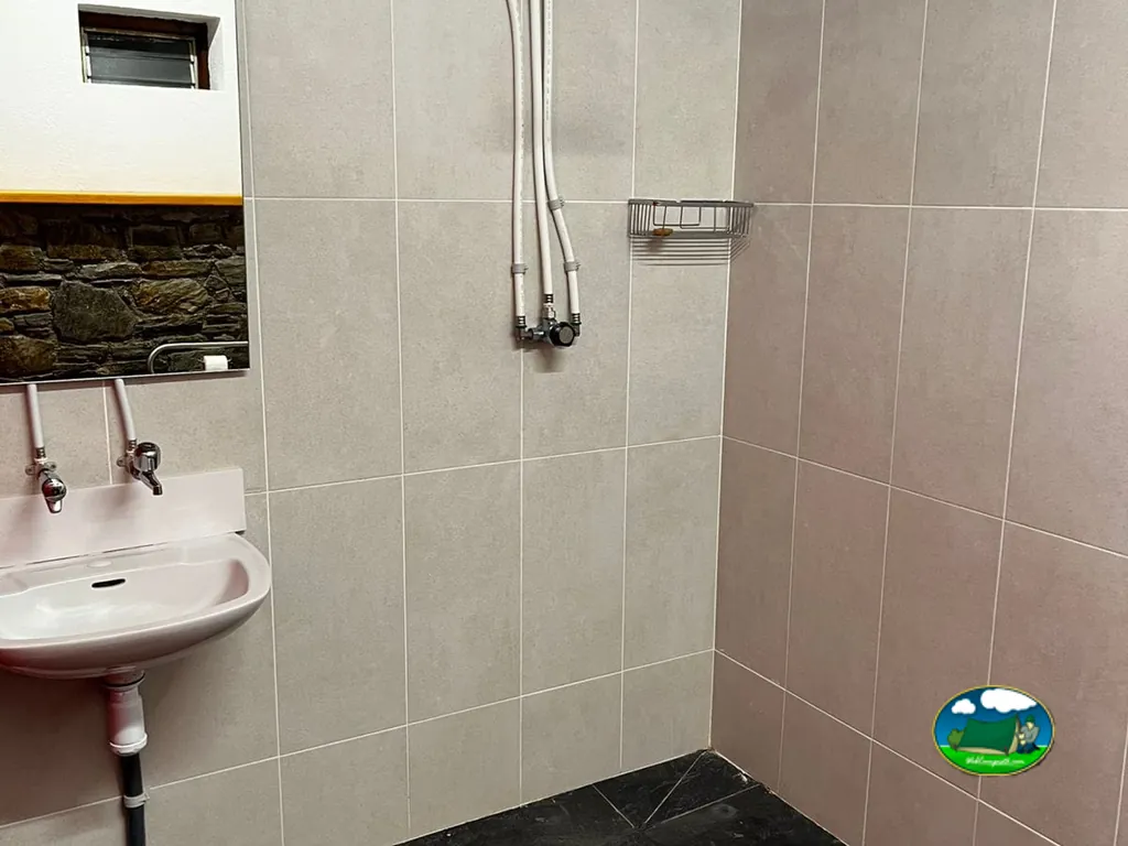 Ducha y lavabo del bloque sanitario del Camping Jan Ramon en Canillo