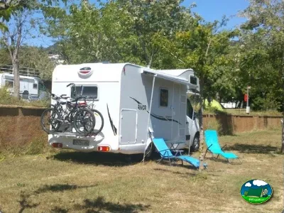 Mobil-home en parcela con bicicletas del Camping Lloret Blau, Lloret de Mar (Girona)