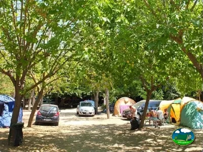 Parcela con tienda de acampada entre árboles del Camping Lloret Blau, Lloret de Mar (Girona)