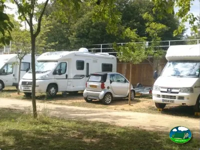 Parcela con mobil-home y autocaravana del Camping Lloret Blau, Lloret de Mar (Girona)