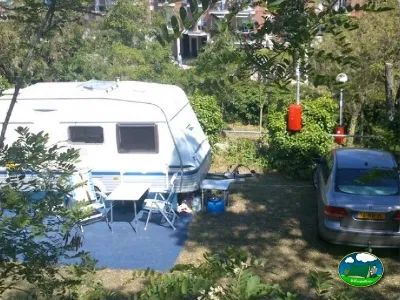 Parcela con mobil-home y coche del Camping Lloret Blau, Lloret de Mar (Girona)