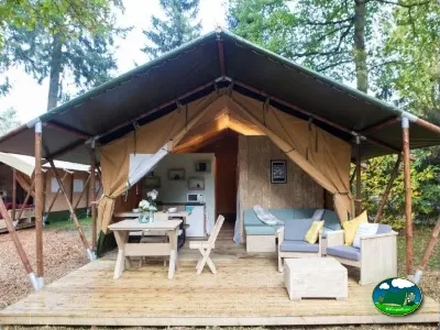 Glamping con terraza equipada y vistas a la montaña del Camping Lloret Blau, Lloret de Mar (Girona)