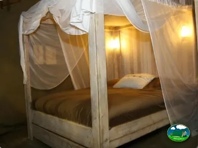 Glamping cama con dosel y cortinas del Camping Lloret Blau, Lloret de Mar (Girona)