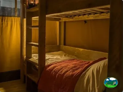 Cabaña interior con cama doble y literas del Camping Lloret Blau, Lloret de Mar (Girona)