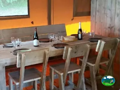 Restaurante interior con mesa de madera y vistas del Camping Lloret Blau, Lloret de Mar (Girona)