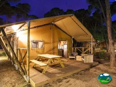 Glamping nocturno con terraza y mesa picnic del Camping Lloret Blau, Lloret de Mar (Girona)