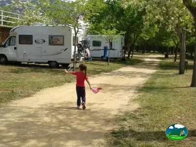Parcela con mobil-home y niña jugando del Camping Lloret Blau, Lloret de Mar (Girona)