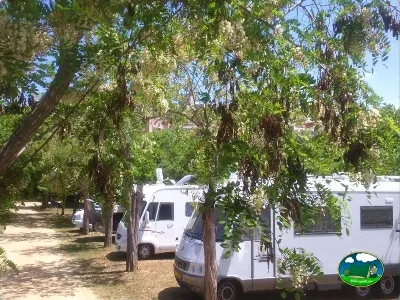 Parcela con mobil-home bajo árboles de sombra del Camping Lloret Blau, Lloret de Mar (Girona)