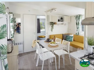 Mobil-home interior con salón comedor y cocina equipada del Camping Lloret Blau, Lloret de Mar (Girona)