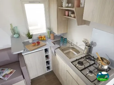 Mobil-home cocina equipada con vitrocerámica del Camping Lloret Blau, Lloret de Mar (Girona)