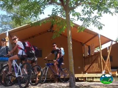 Glamping con clientes en bicicleta del Camping Lloret Blau, Lloret de Mar (Girona)