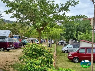 Parcela con vehículos y vegetación del Camping Lloret Blau, Lloret de Mar (Girona)