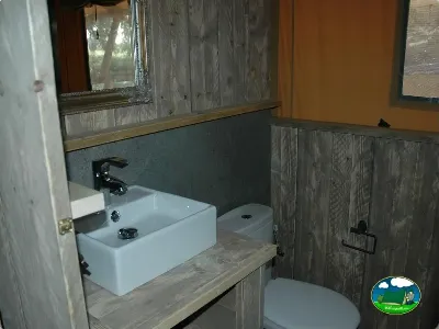 Aseos con lavabo y WC del Camping Lloret Blau, Lloret de Mar (Girona)