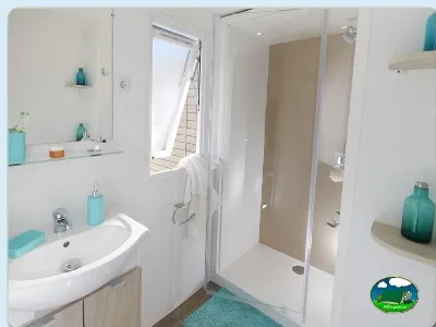 Bungalow baño moderno con ducha y ventana del Camping Lloret Blau, Lloret de Mar (Girona)