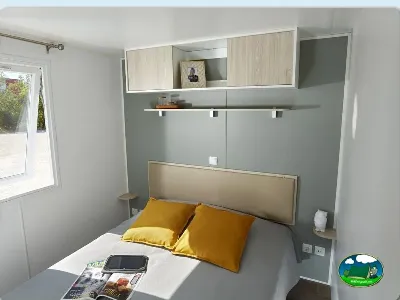 Mobil-home interior con dormitorio y almacenamiento del Camping Lloret Blau, Lloret de Mar (Girona)