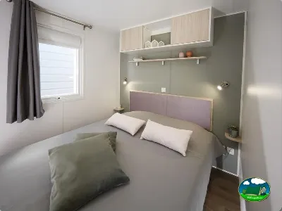 Mobil-home interior dormitorio con cama doble del Camping Lloret Blau, Lloret de Mar (Girona)