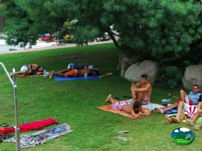 Parcela con zona de descanso y árboles del Camping Lloret Blau, Lloret de Mar (Girona)