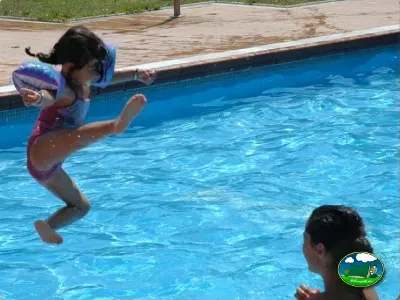 Piscina infantil con niños disfrutando del Camping Lloret Blau, Lloret de Mar (Girona)