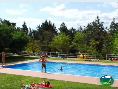 Piscina con vistas a la montaña y bosque de pinos del Camping Lloret Blau, Lloret de Mar (Girona)