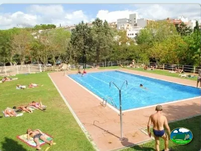 Piscina con vistas a la montaña, zona de césped del Camping Lloret Blau, Lloret de Mar (Girona)