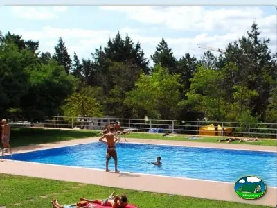 Piscina con vistas a la montaña y bosque de pinos del Camping Lloret Blau, Lloret de Mar (Girona)
