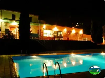 Piscina nocturna con edificios iluminados del Camping Lloret Blau, Lloret de Mar (Girona)