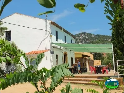 Bungalow con vistas a la montaña y zona de estar del Camping Lloret Blau, Lloret de Mar (Girona)